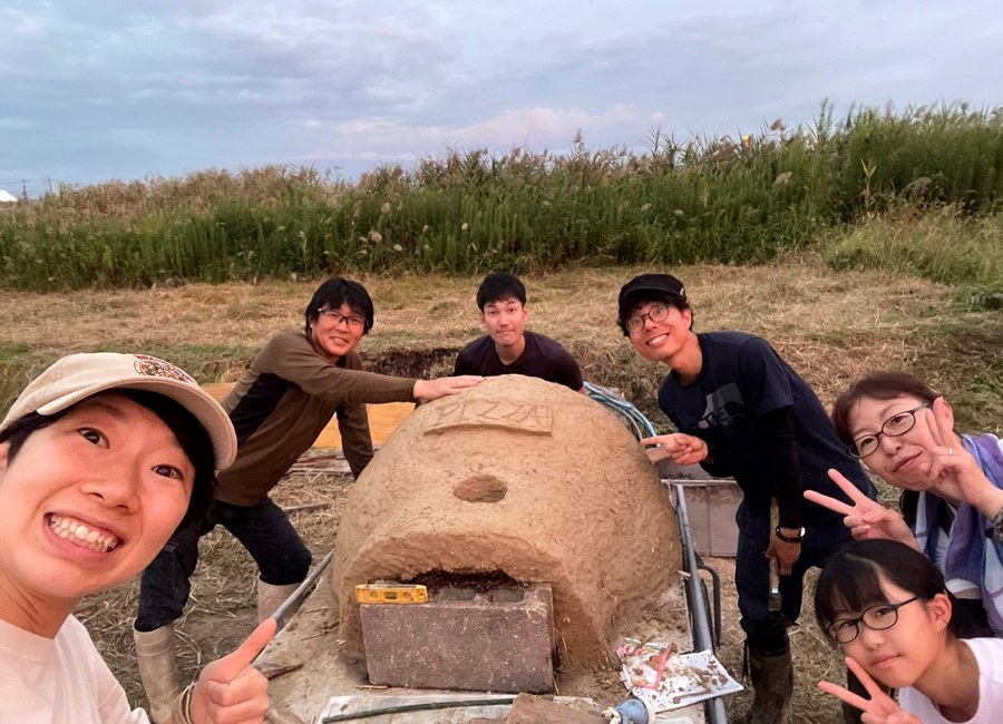 手作りピザ窯を囲む参加者