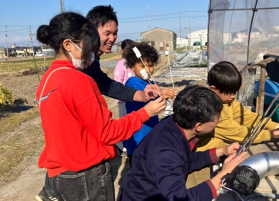農園でピザ焼き体験を楽しむ様子